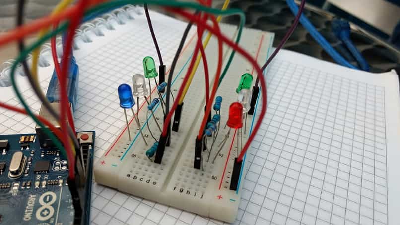 kaapelit ohjaavat nopeuden pyörivää järjestelmää arduino