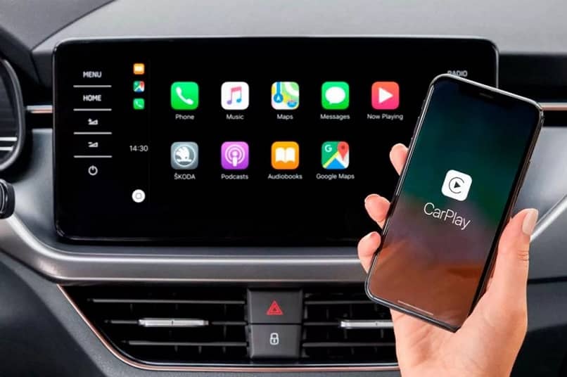 Apple Carplay iPhone mano de mujer