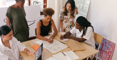 grupo mujeres empresa llenan encuesta 12794