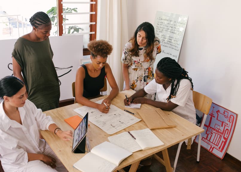 grupo mujeres empresa llenan encuesta 12794