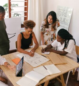 grupo mujeres empresa llenan encuesta 12964