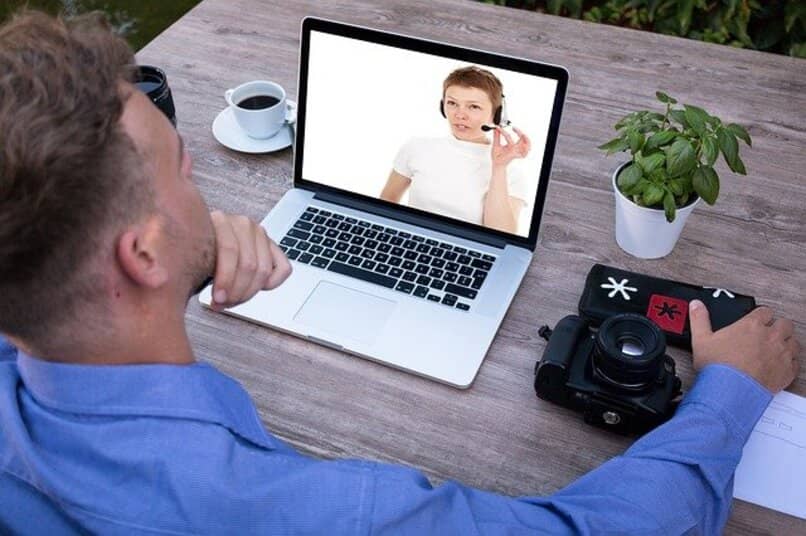 hombre haciendo video conferencia 10872