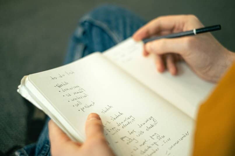 mano escribiendo cuaderno 11431