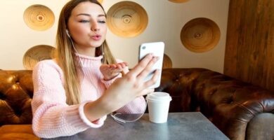 mujer con telefono 1