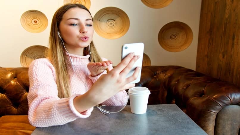 mujer con telefono 1