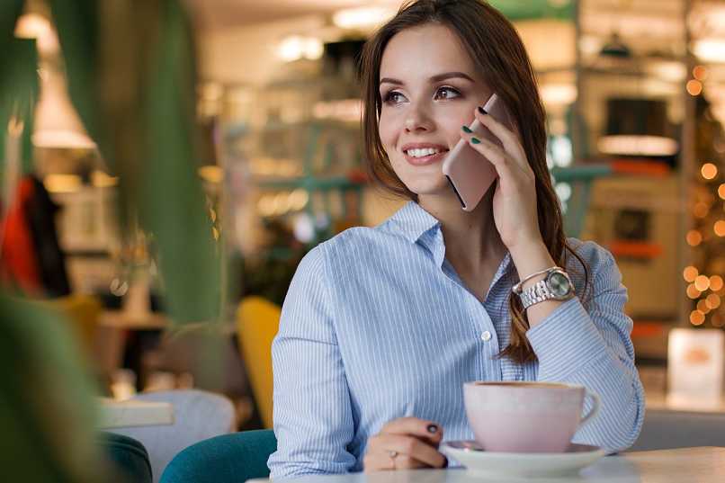 mujer taza telefono restaurant 11234