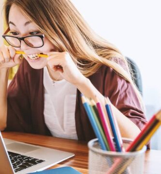 mujer viendo banearon fichaje fifa mordiendo lapiz 11520