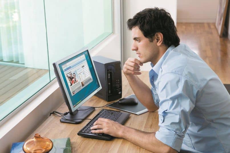 persona trabajando laptop